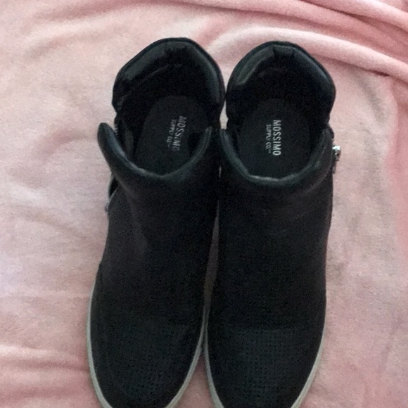 Women’s wedge heel bootie. - Picture 1 of 5